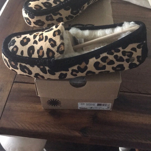 UGG Women's Leopard Slippers - NWT - Picture 3 of 5